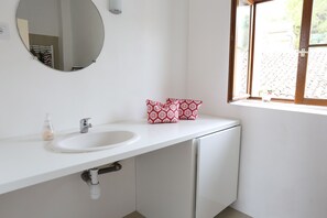Ducha, secador de pelo, bidé y toallas