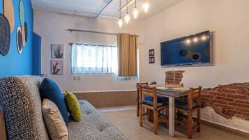 1 habitación, tabla de planchar con plancha, wifi gratis y ropa de cama
