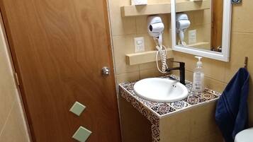 Classic-Loft | Badezimmer | Dusche, Haartrockner, Handtücher, Seife