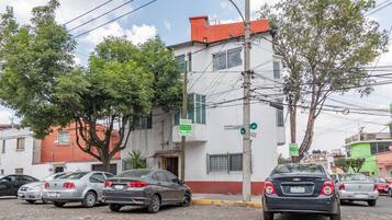 Vista frontal de la propiedad