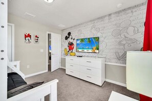 6 bedrooms, iron/ironing board, WiFi, bed sheets - Modern Home, Private Pool. Sleeps 15 | WW102 (Kissimmee)