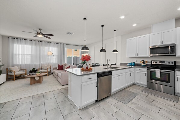 Refrigerador, microondas, horno y parrilla de estufa 