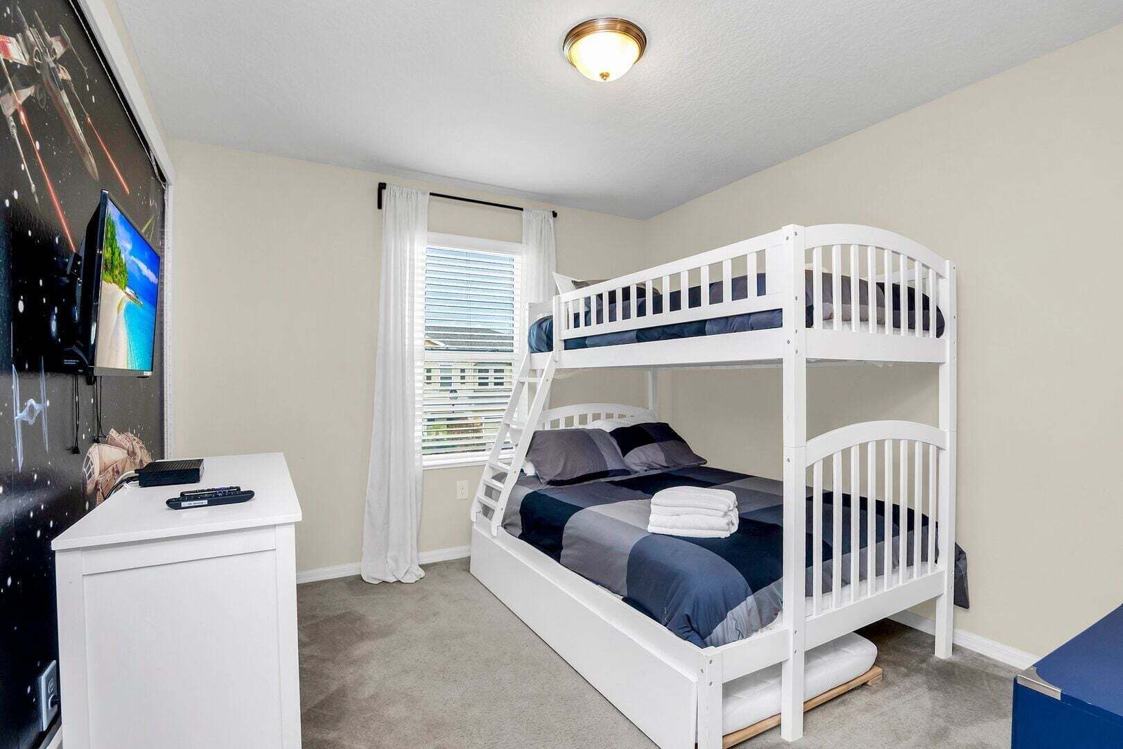 4 bedrooms, iron/ironing board, WiFi, bed sheets