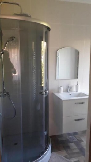 Regadera tipo lluvia, amenidades de baño gratuitas, toallas, jabón