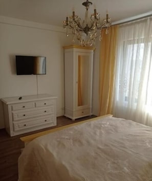 Tabla de planchar con plancha, wifi gratis y ropa de cama
