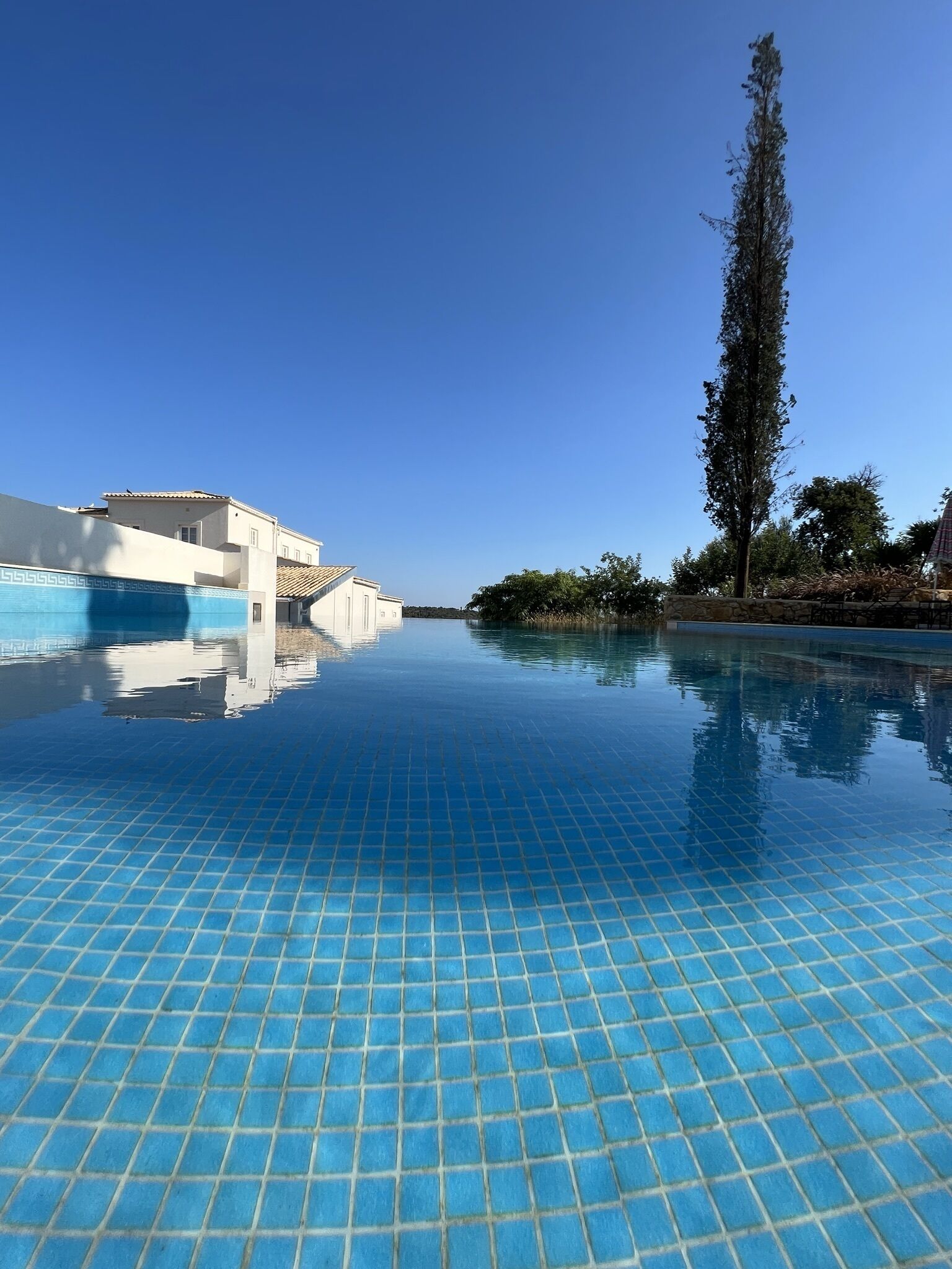 Una piscina al aire libre (de 08:00 a 19:30), sombrillas, tumbonas