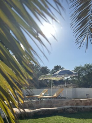 Außenpool, geöffnet von 08:00 Uhr bis 19:30 Uhr, Sonnenschirme