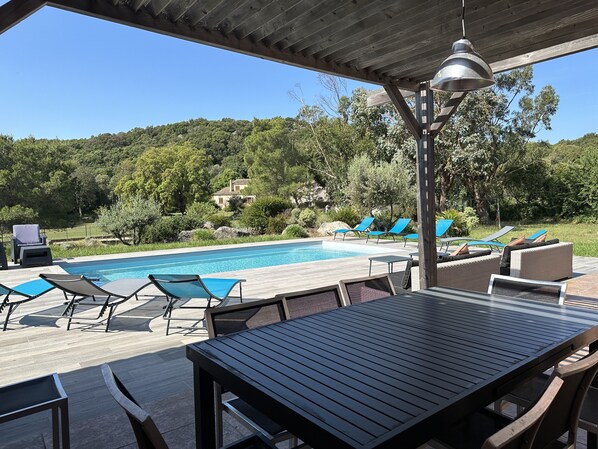 Outdoor dining - VILLA 5 rooms air-conditioned 10 pers Swimming pool 15 mn SANTA GIULIA PALOMBAGGIA (Porto-Vecchio)