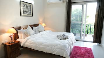 Luxury Triple Room | Hypo-allergenic bedding, desk, soundproofing, iron/ironing board