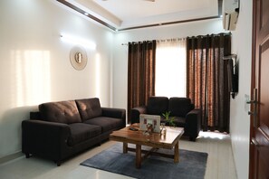 ห้องลักซ์ชัวรี่ทริปเปิล | บริเวณนั่งเล่น | ทีวีจอแบน 32 นิ้ว พร้อมช่องดิจิตอล, ทีวี