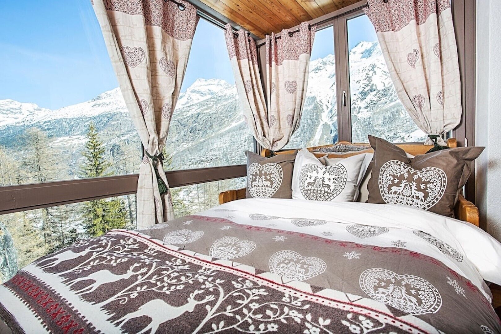 4 bedrooms, iron/ironing board, travel crib, WiFi (free)