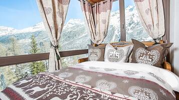 4 bedrooms, iron/ironing board, travel crib, WiFi (free)