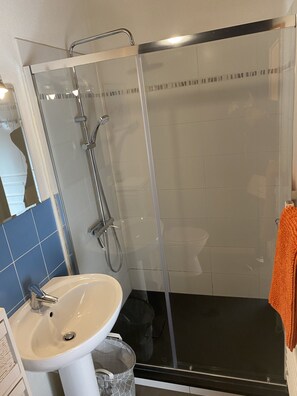 Douche, sèche-cheveux, papier toilette