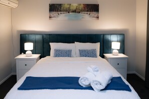 5 bedrooms, desk, iron/ironing board, free WiFi - Ocean views, hot tub, sleeps 12, BBQ & Ping Pong table (Tamborine Mountain)