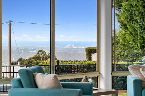 Ocean views, hot tub, sleeps 12, BBQ & Ping Pong table