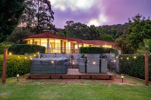 Terrace/patio - Ocean views, hot tub, sleeps 12, BBQ & Ping Pong table (Tamborine Mountain)