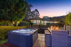 Outdoor spa tub - Ocean views, hot tub, sleeps 12, BBQ & Ping Pong table (Tamborine Mountain)