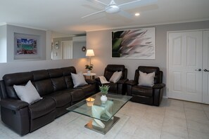 Smart TV, fireplace, Netflix, table tennis - Ocean views, hot tub, sleeps 12, BBQ & Ping Pong table (Tamborine Mountain)