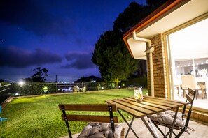 Outdoor dining - Ocean views, hot tub, sleeps 12, BBQ & Ping Pong table (Tamborine Mountain)