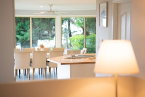 Dining - Ocean views, hot tub, sleeps 12, BBQ & Ping Pong table (Tamborine Mountain)