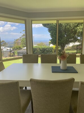 Dining - Ocean views, hot tub, sleeps 12, BBQ & Ping Pong table (Tamborine Mountain)