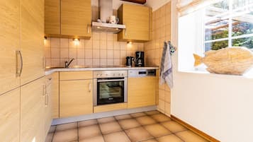 Kylskåp, mikrovågsugn, ugn och spishäll