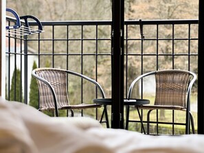 Deluxe Double or Twin Room | Desk, laptop workspace, soundproofing, travel crib