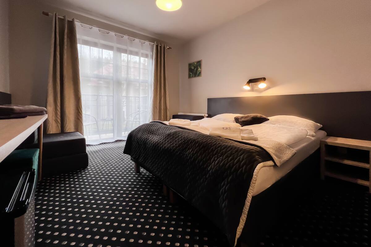 Kamar Double atau Twin Deluks | Meja kerja, ruang kerja ramah laptop, kedap suara, dan tempat tidur bayi