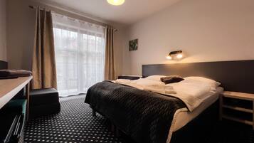 Deluxe Double or Twin Room | Desk, laptop workspace, soundproofing, travel crib