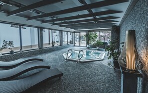 Couples treatment rooms, body treatments, hot stone massages