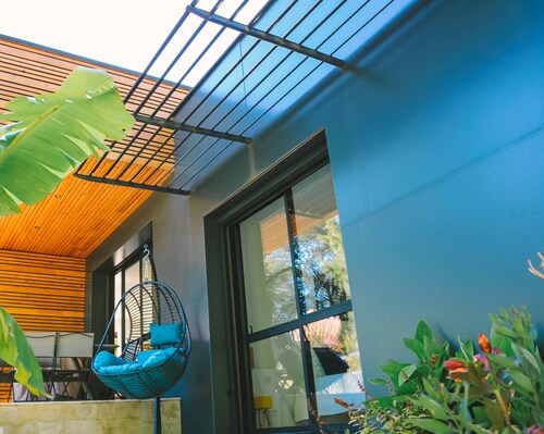 2 villas - heated pools - 17–20 people - 500 meters from downtown
