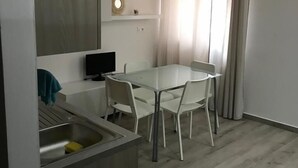 Apartment | Private kitchen - Residenza Borgo Guazzo (Parma)