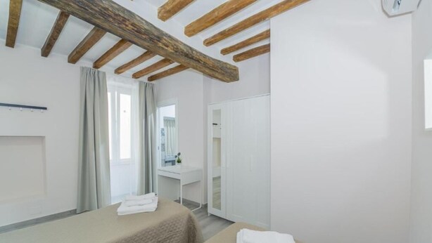 Minibar, iron/ironing board (on request), WiFi (free), bed sheets - Residenza Borgo Guazzo (Parma)