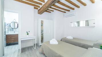 Minibar, iron/ironing board, free WiFi, bed sheets