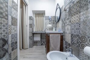 Shower, rainfall showerhead, hair dryer, bidet - Residenza Borgo Guazzo (Parma)