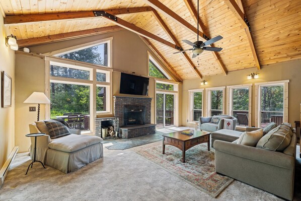 Téléviseur connecté, foyer, table de baby-foot, livres