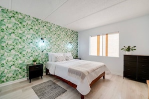 2 bedrooms, desk, WiFi, bed sheets