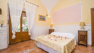 Deluxe-Vierbettzimmer, Terrasse | Italienische Bettbezüge von Frette, hochwertige Bettwaren