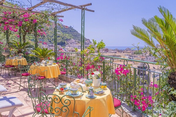 朝食 (ビュッフェ)、毎日提供 (無料)