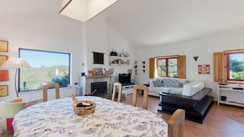 Televisión, chimenea, mesa de ping pong
