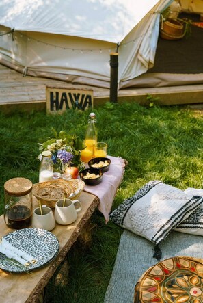 Outdoor dining - Glamping in Stunning Bell Tent in Bohemia (Čmelíny)