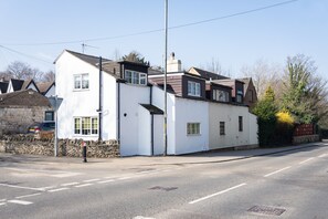 Exterior - Stunning 4 Bed Sleeps 8 Cottage Parking (Gloucester)