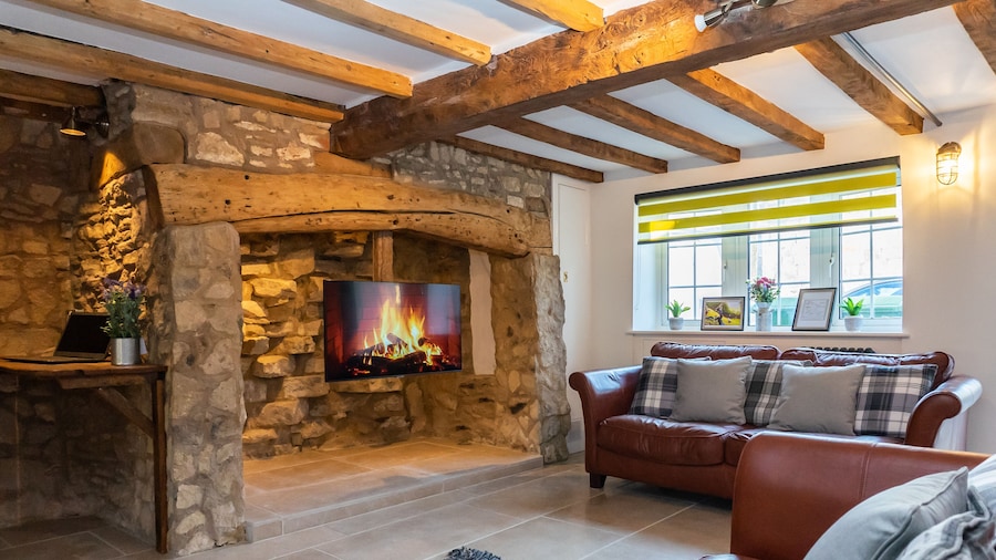 Stunning 4 Bed Sleeps 8 Cottage Parking