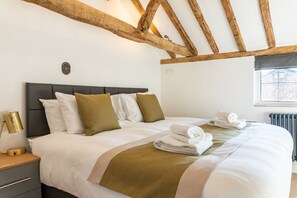 4 bedrooms, free WiFi - Stunning 4 Bed Sleeps 8 Cottage Parking (Gloucester)