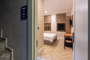 Kamar Double Standar | Seprai premium, minibar, brankas, dan meja kerja