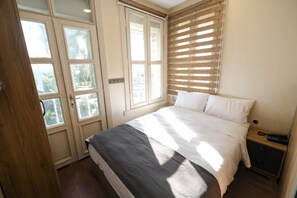Quarto casal standard | Roupas de cama premium, frigobar, cofres nos quartos, escrivaninha