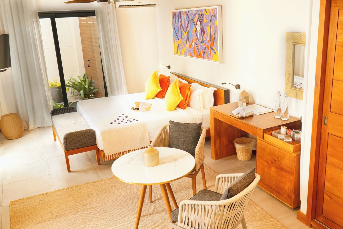 Ropa de cama hipoalergénica, minibar, escritorio y insonorización
