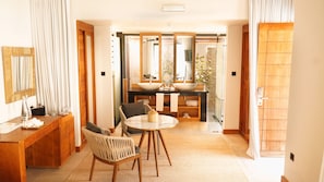 Garden Villa with Private Pool | Área de sala de estar | Smart TV