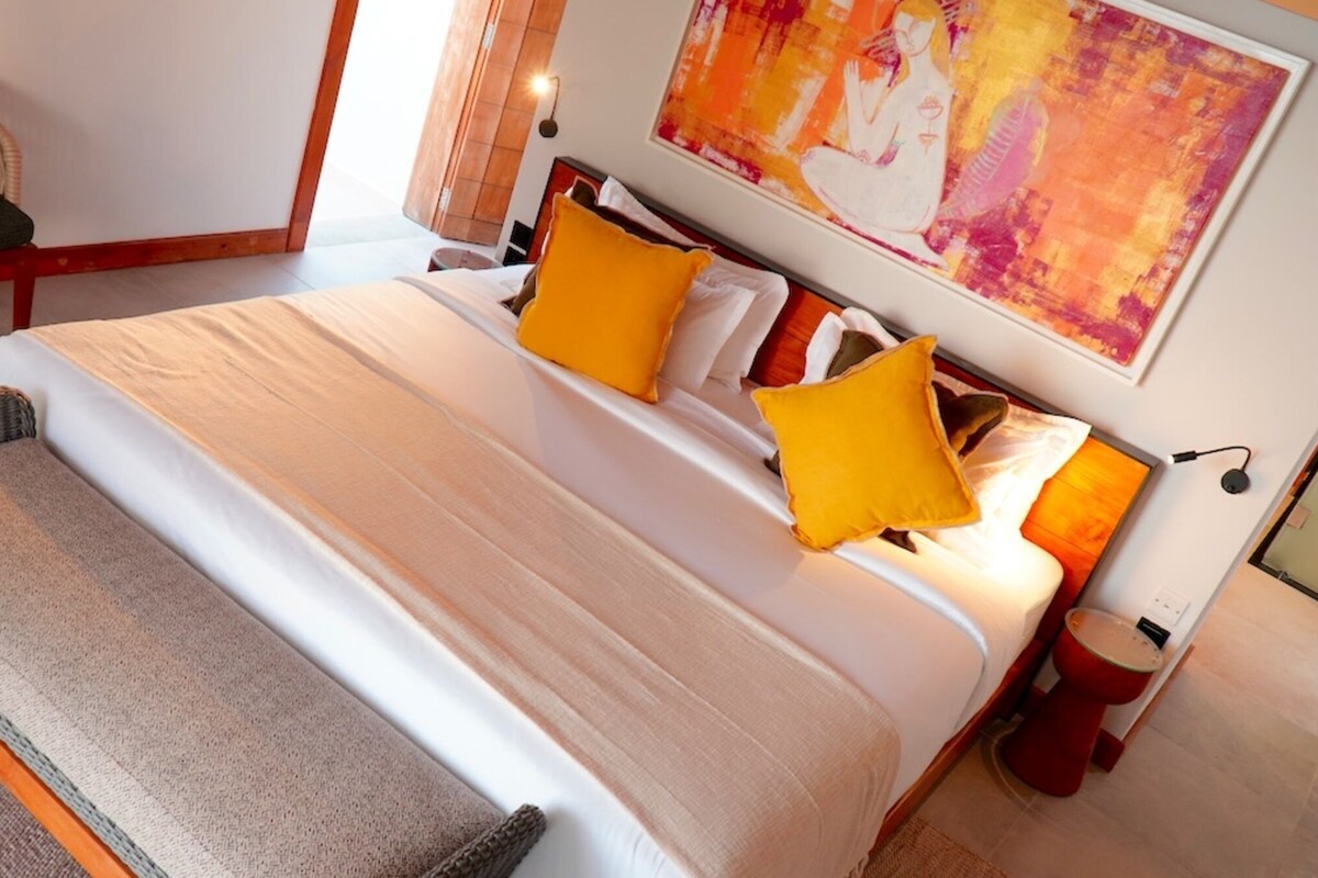 Ropa de cama hipoalergénica, minibar, escritorio y insonorización