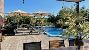 Piscine extérieure, parasols de plage, chaises longues